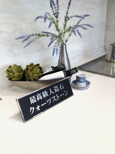 天然水晶の豊かな風合いだけでなく衝撃に強く傷つきにくい素材で美しさが長く保てます